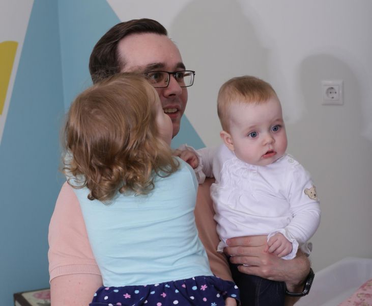 Как отучить ребенка от рук