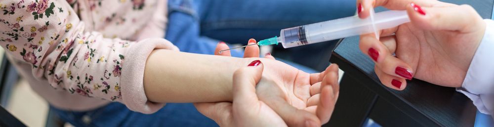 Правда, что и привитые люди заболевают?