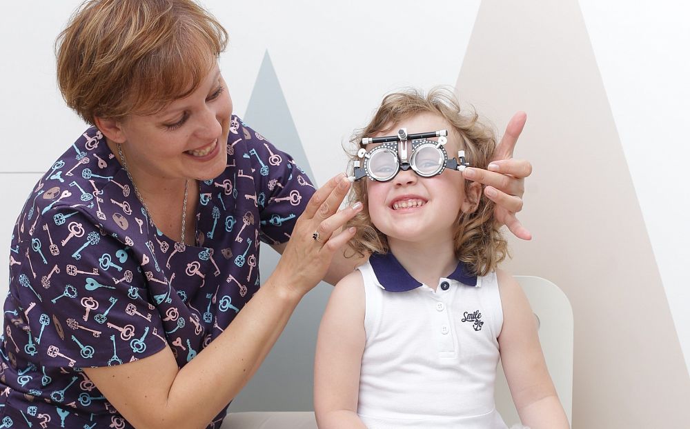 10 зрения у ребенка. Дети с нарушением зрения. Дальнозоркость у детей. Дети с глубокими нарушениями зрения. Нарушения зрения в детском возрасте.