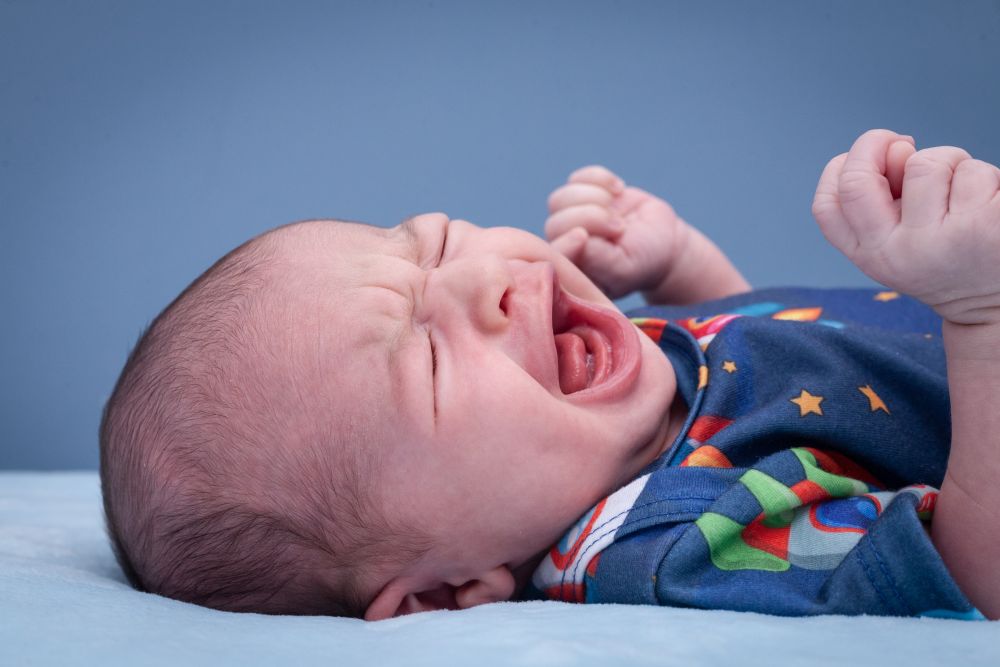 Новорожденным считается ребенок возрастом. Хрюканье у новорожденных. Возбужденный младенец. Болезнь помпе у детей фото. Болезнь помпе у младенца.
